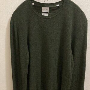 Men’s stitch & note merino wool sweater. Green in color. Size small